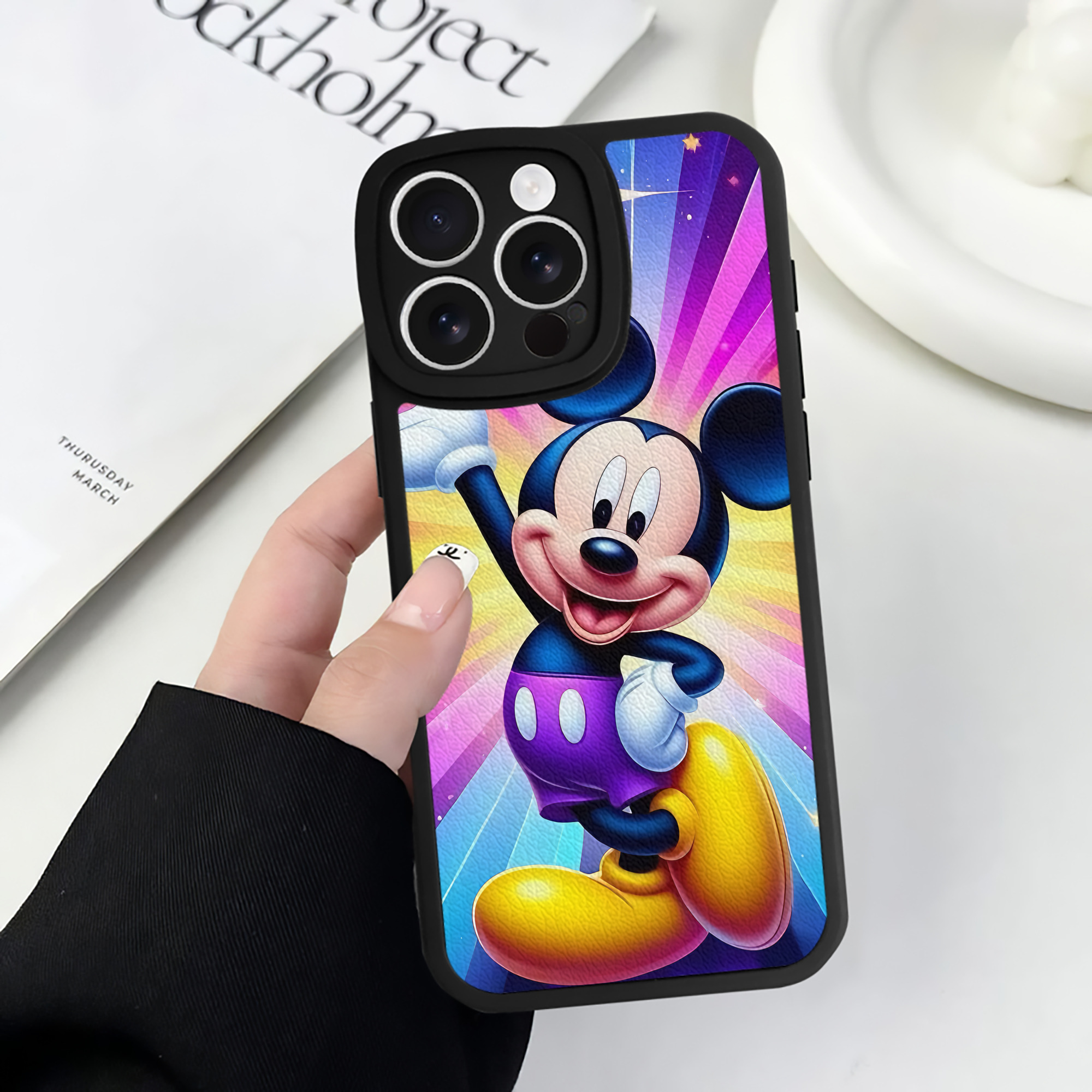 （画像用） ミッキーマウス Mickey Mouse 【iPhone 16シリーズ対応】シリコンスマホケース（レザー調） 材質：シリコン